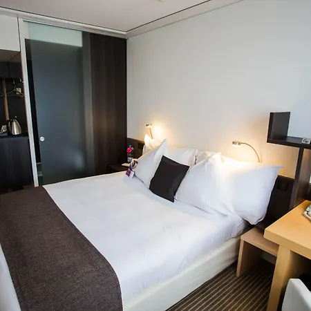 Crowne Plaza Zürich, An Ihg