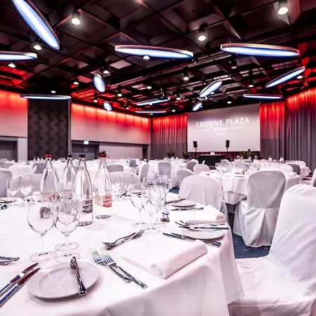 Crowne Plaza By Ihg Готель