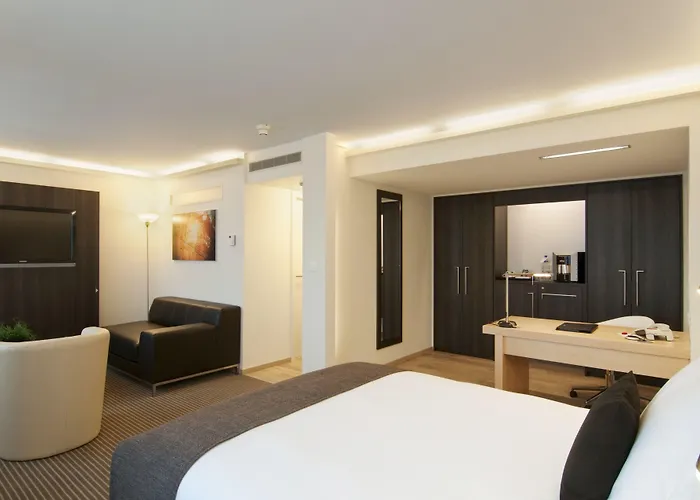 Готель Crowne Plaza By Ihg 4*