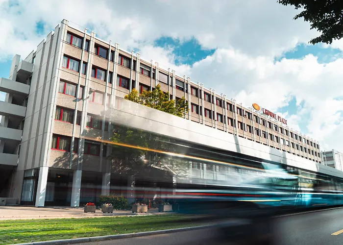 Crowne Plaza By Ihg Готель